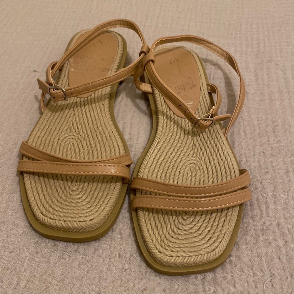 WILD DIVA SANDALS . Size 7